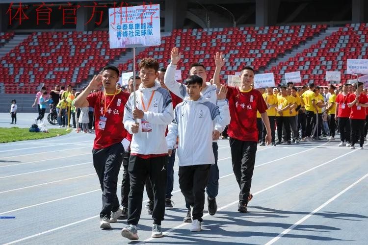 足坛名宿助力新疆职工足球发展 足坛名宿助力新疆职工足球发展