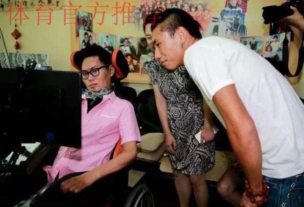 兑现诺言 中国之队赠送电视给渐冻人王甲 兑现诺言 中国之队赠送电视给渐冻人王甲